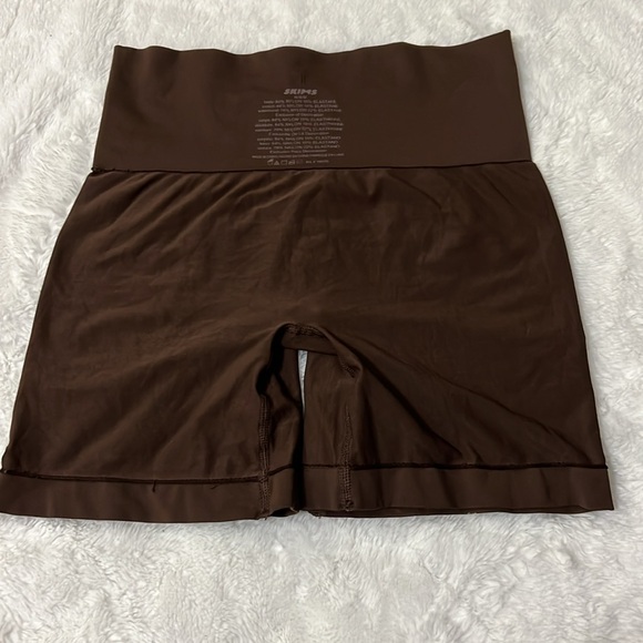 SKIMS Soft Smoothing Short- Size M Color Cocoa - Picture 5 of 6